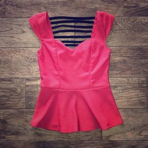 🔹🔹 SOLD 🔹🔹 Flattering Studio Y Top